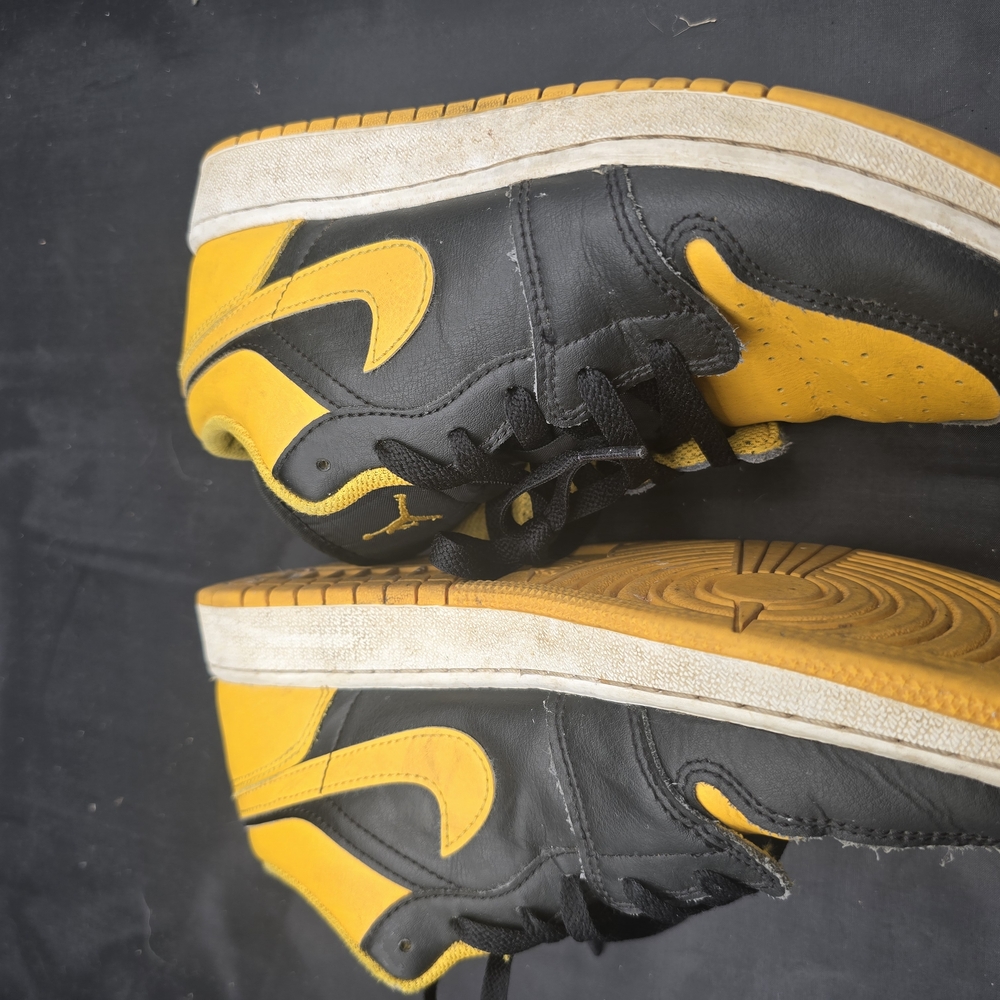 Nike‎ Black and Yellow Sneakers High-Top Classic